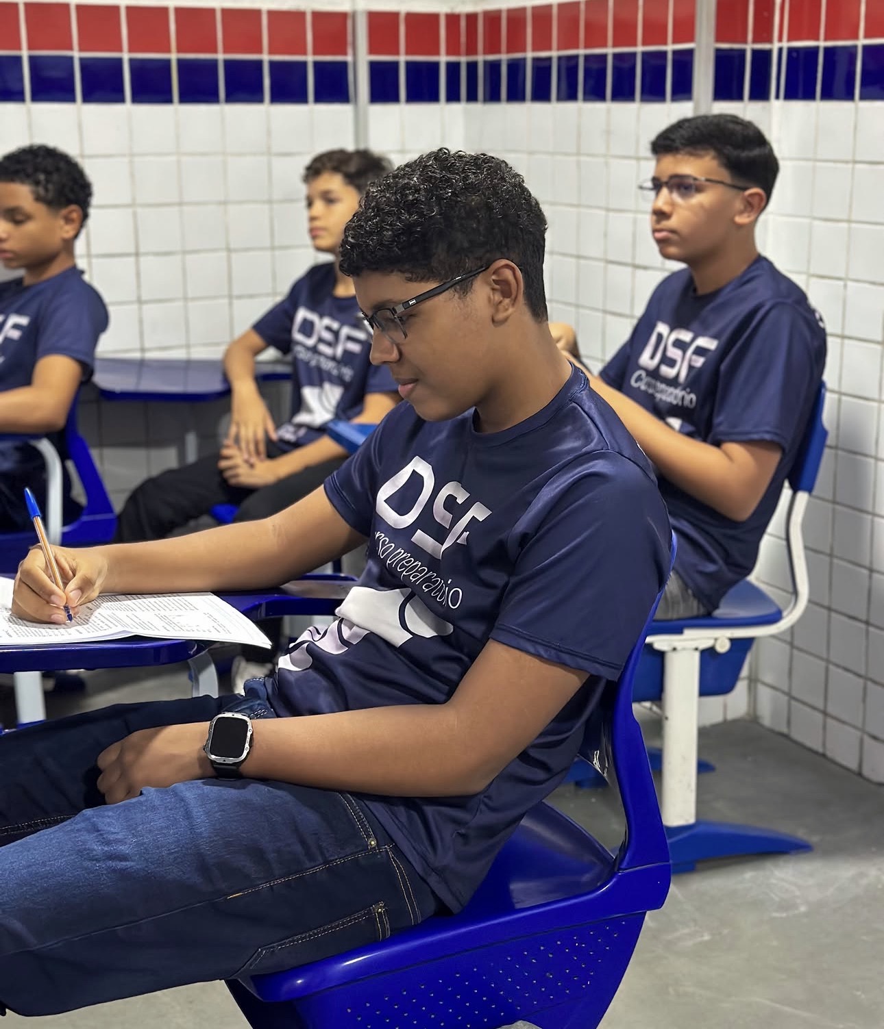Aluno do DSF resolvendo uma atividade